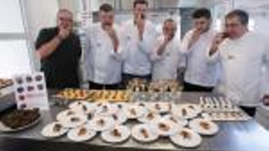 Els cuiners olorant tòfones a la presentació de les jornades a l&#039;Aula gastronòmica del Mercat del Lleó.