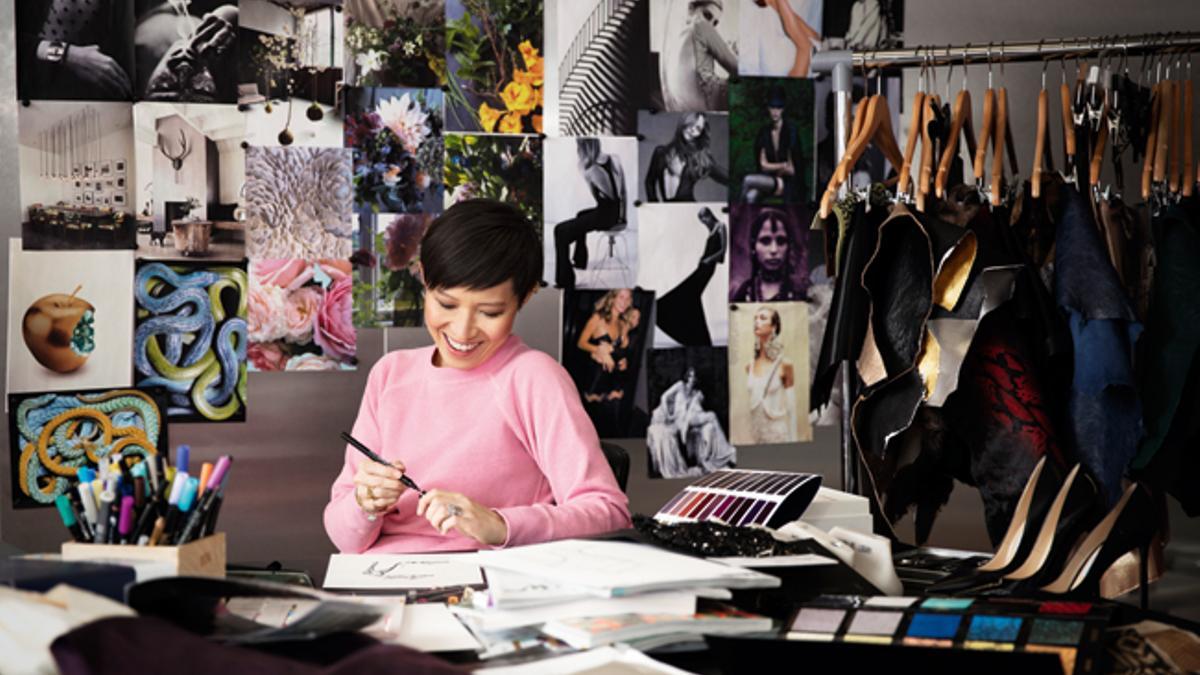 Sandra Choi, directora creativa de Jimmy Choo, en su taller de Londres