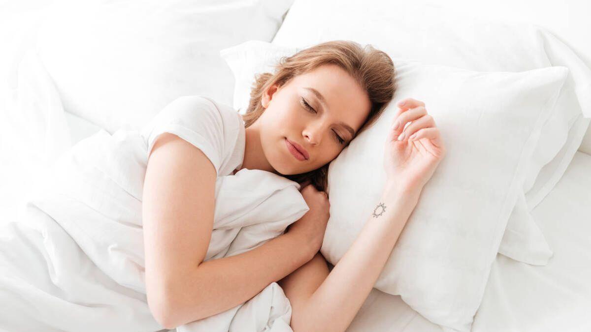 Una mujer durmiendo.