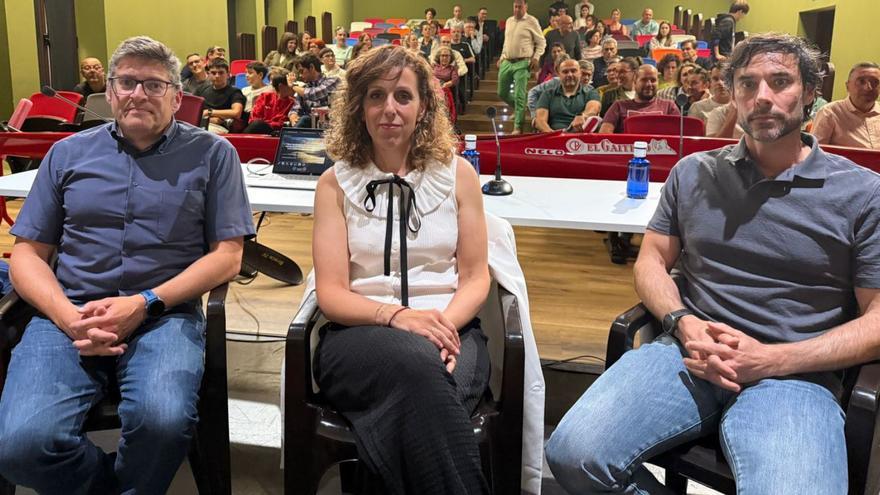 Por  la izquierda,  Miguel Gueimonde, Sonia González y Hugo Olmedillas, ayer, en Villaviciosa. | CARLA VEGA