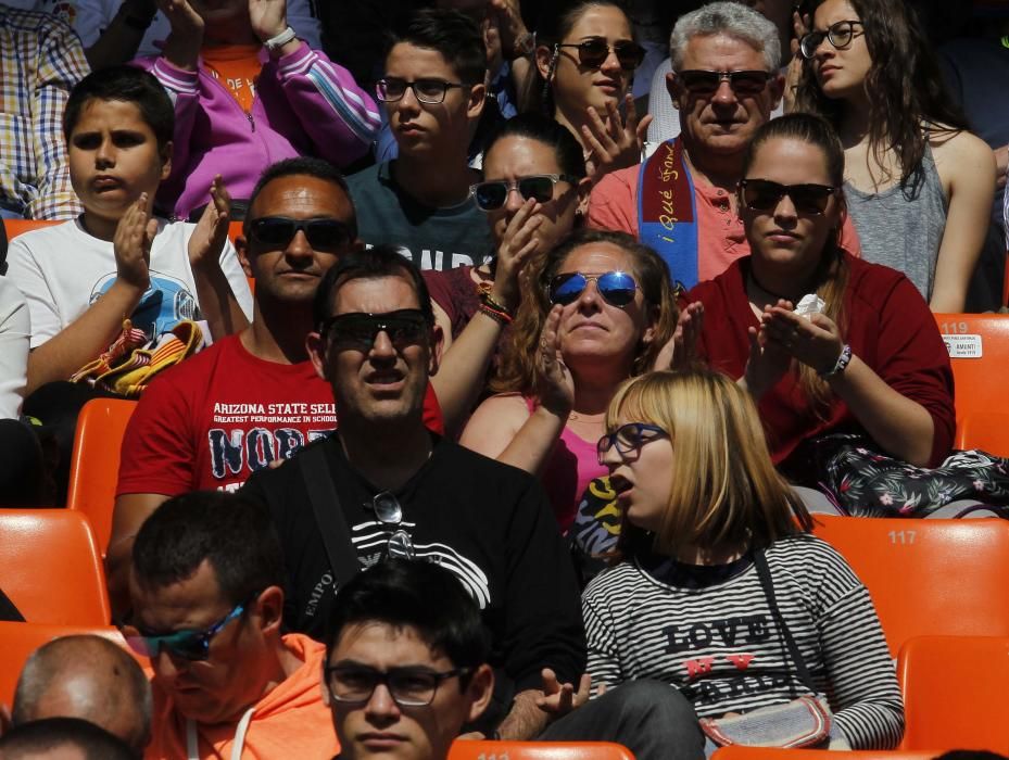 La afición en el derbi femenino de Mestalla