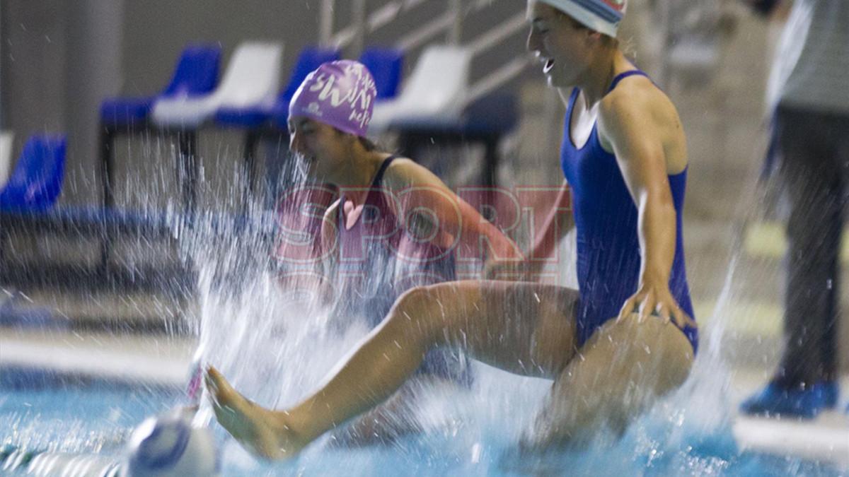 Las futbolistas del Barça se divirtieron en su visita a las waterpolistas del CN Sabadell