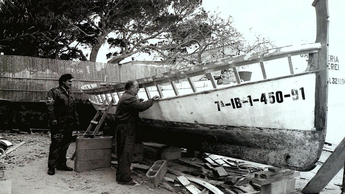 Imagen de archivo de la reparación de un ‘llaüt’ antiguo en Formentera. | C.C.