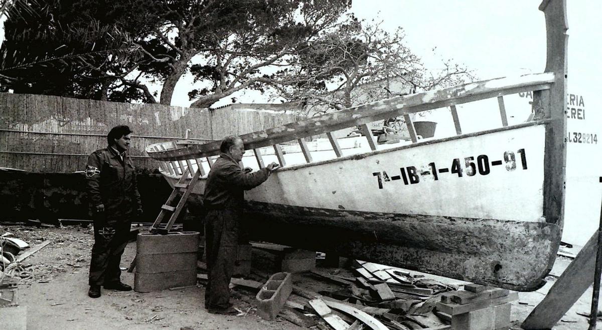 Imagen de archivo de la reparación de un ‘llaüt’ antiguo en Formentera. | C.C.