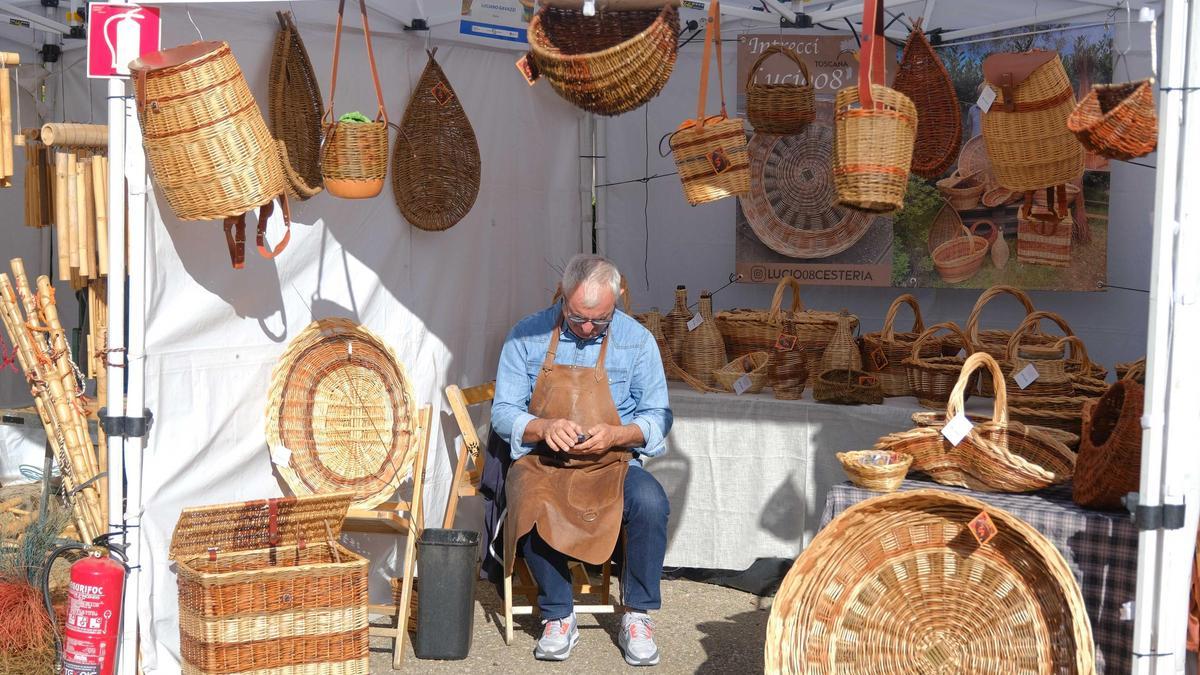 Un artesano durante la Fira del Cistell de Salt