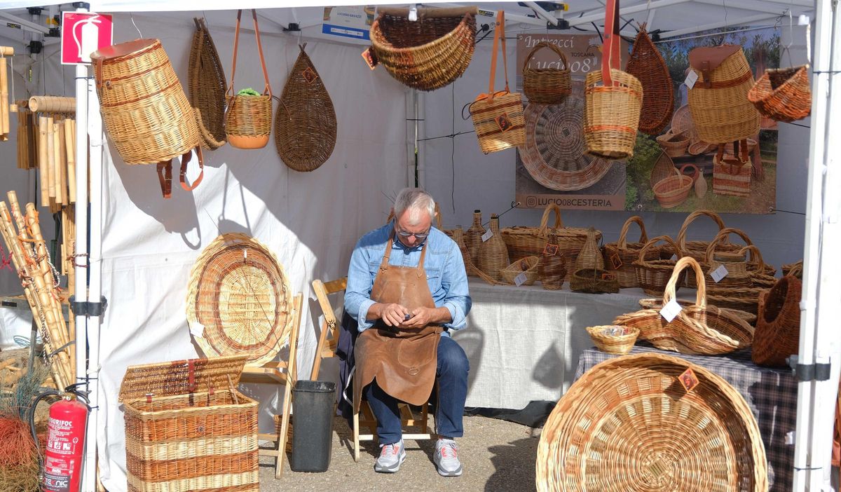 Un artesà durant la Fira del Cistell de Salt