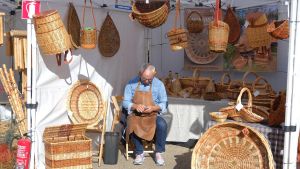 Un artesà durant la Fira del Cistell de Salt