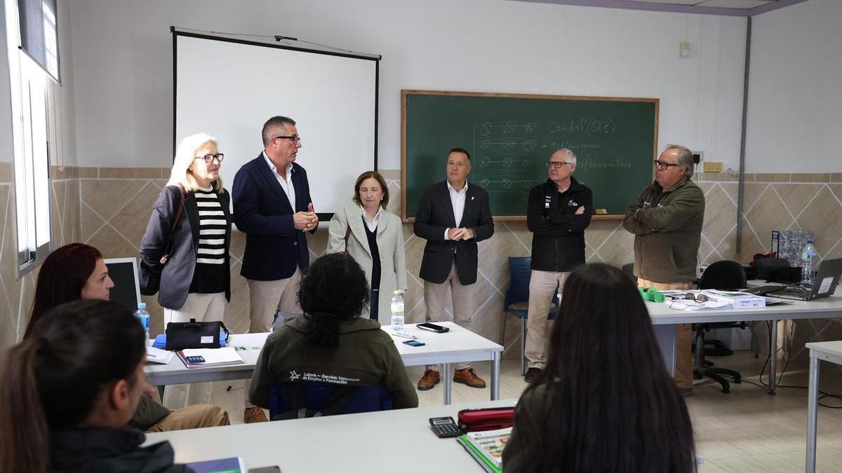 Visita del alcalde y concejales del equipo de gobierno al inicio del programa de empleo.