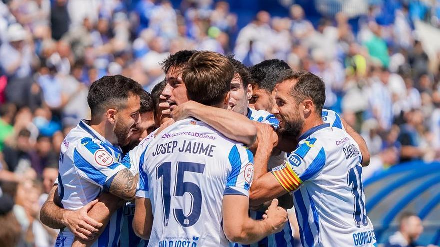 Els jugador del Balears celebren un del gols aconseguits devant el Barça.