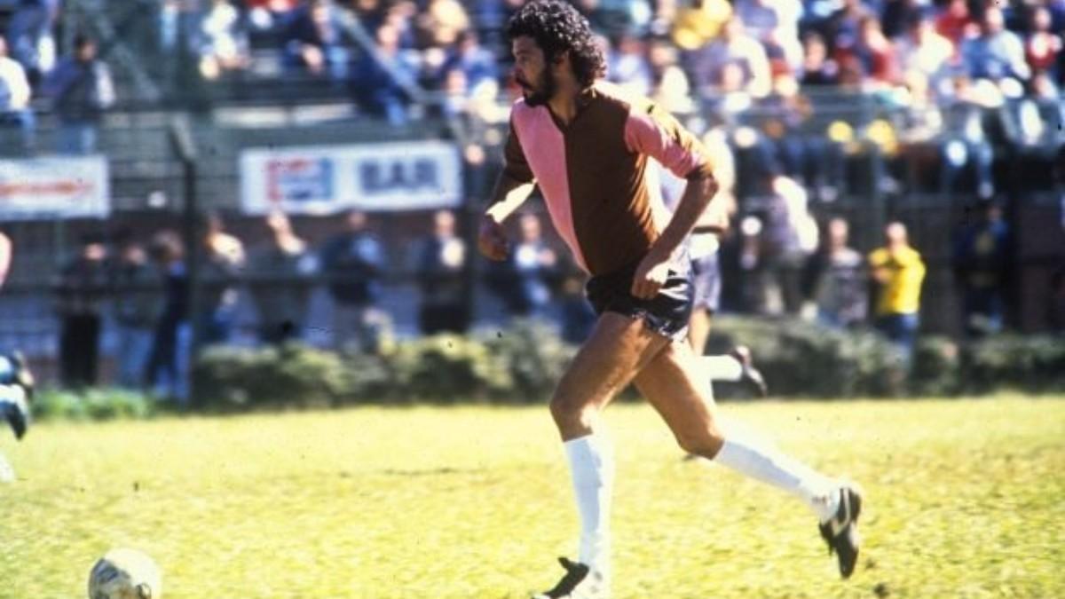 Sócrates, jugando con la camiseta del Corinthians-Casuals en un amistoso