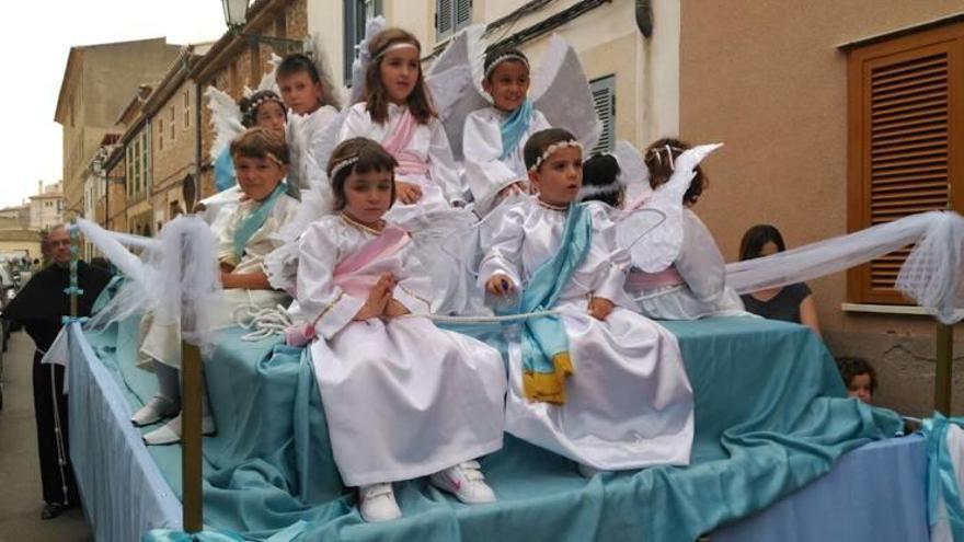 Danza de los &#039;cavallets&#039; y comitiva con carrozas protagonizadas por el santo y los angelitos, así como niñas de primera comunión, ayer sobre las siete de la tarde.