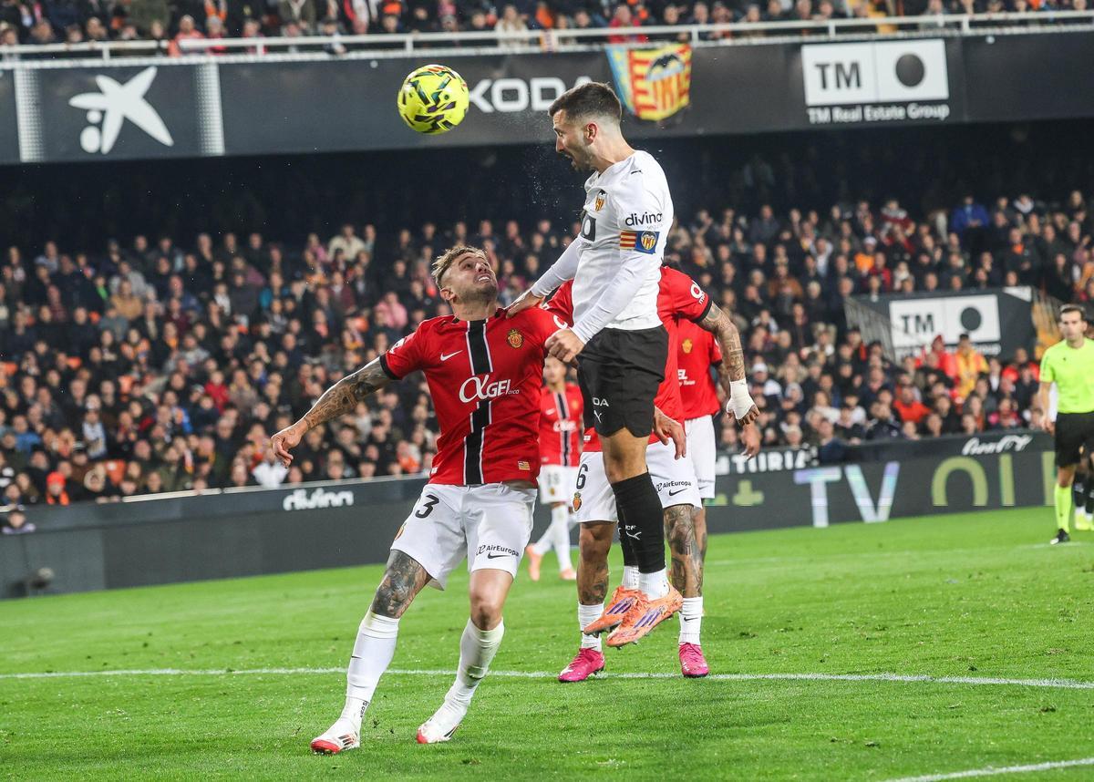 Gayà golpea un balón durante el partido contra el Mallorca.