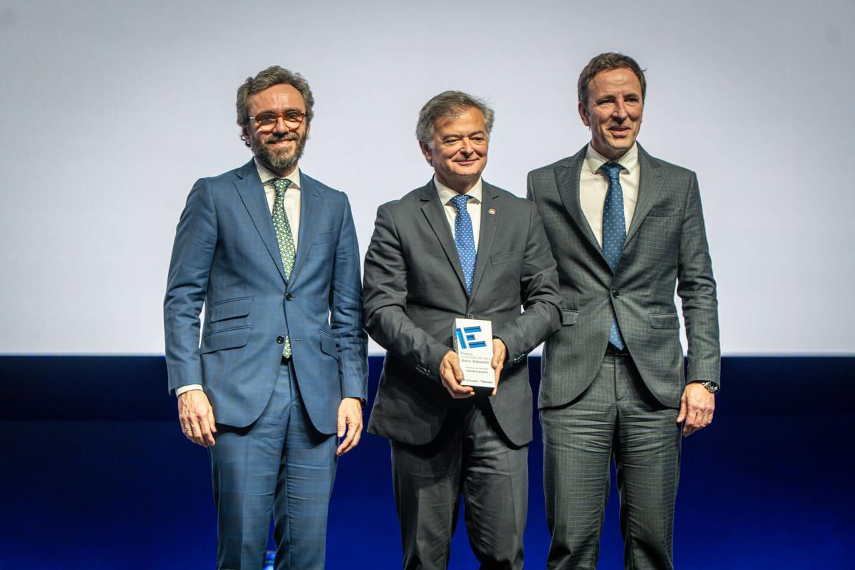 Ramon Vidal, General Manager del Complejo Gran Melià Torre Melina y Palau de Congressos de Catalunya, recibe el premio para Gabriel Escarrer de mano de Aitor Moll (Prensa Ibérica) y Carlos Ventura (Banc Sabadell)