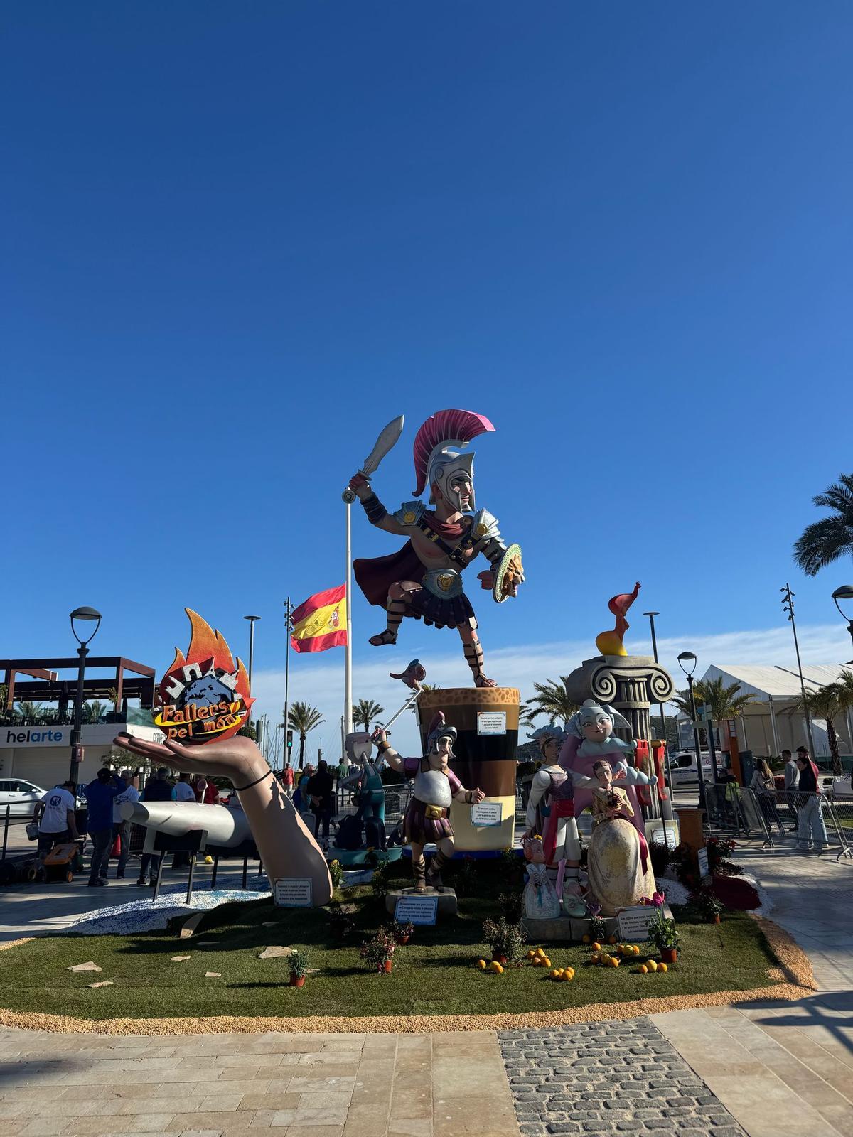 Monumento fallero plantado en el puerto de Cartagena