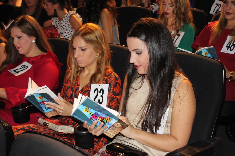 Las candidatas a fallera mayor de València visitan el concurso de teatro fallero