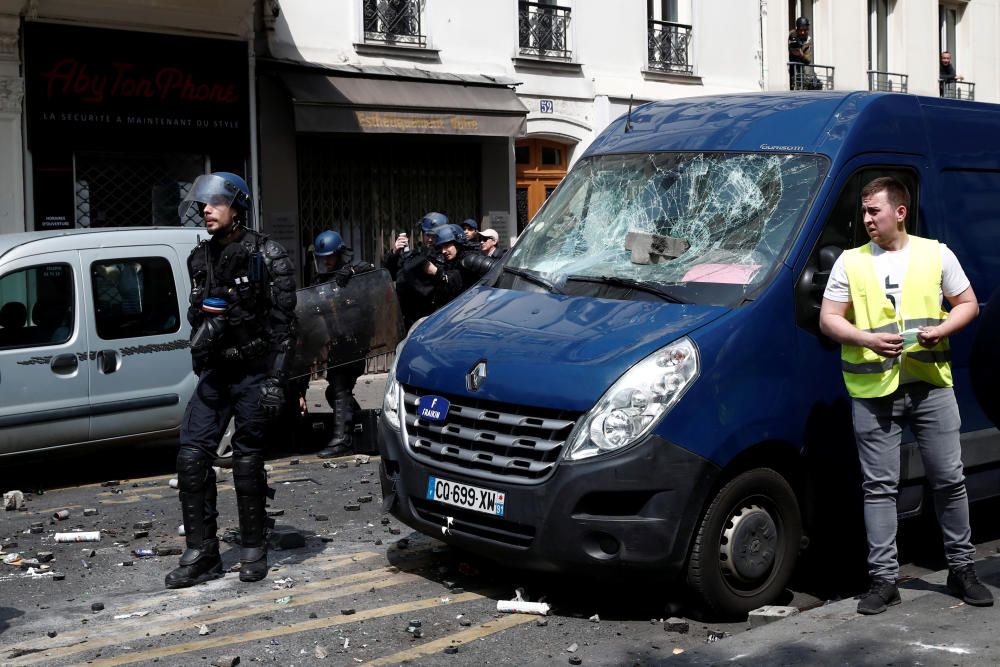 Choques en París entre policías y grupos radicales