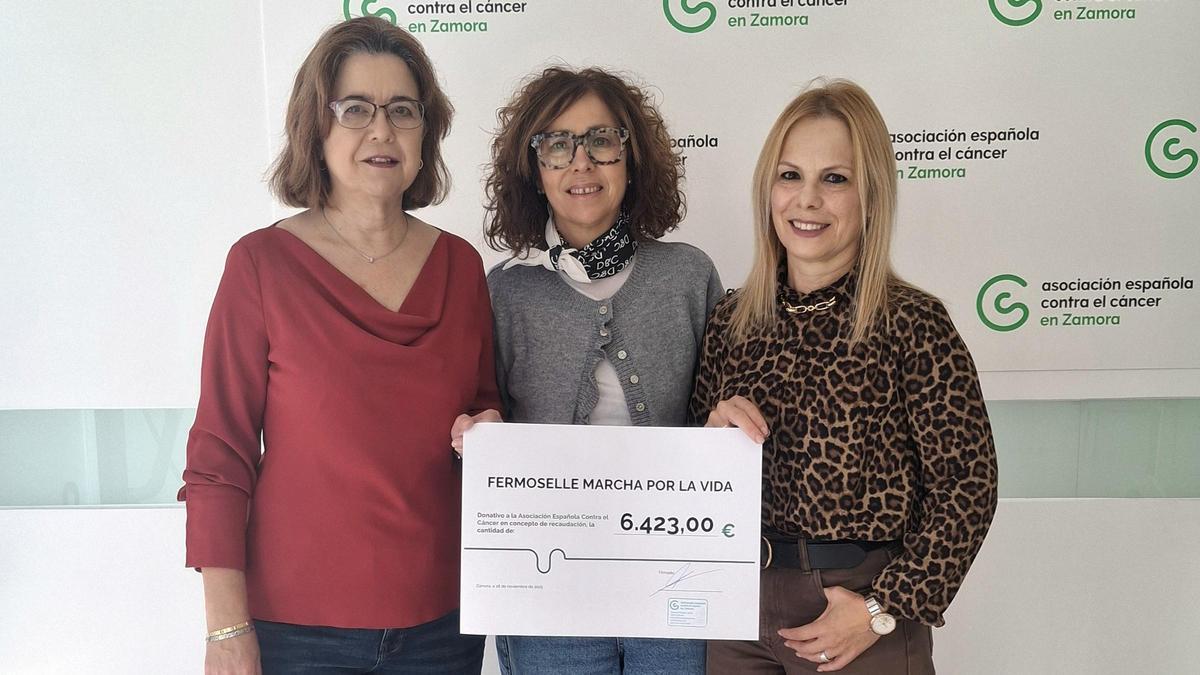 Entrega del donativo de Fermoselle a la AECC de Zamora