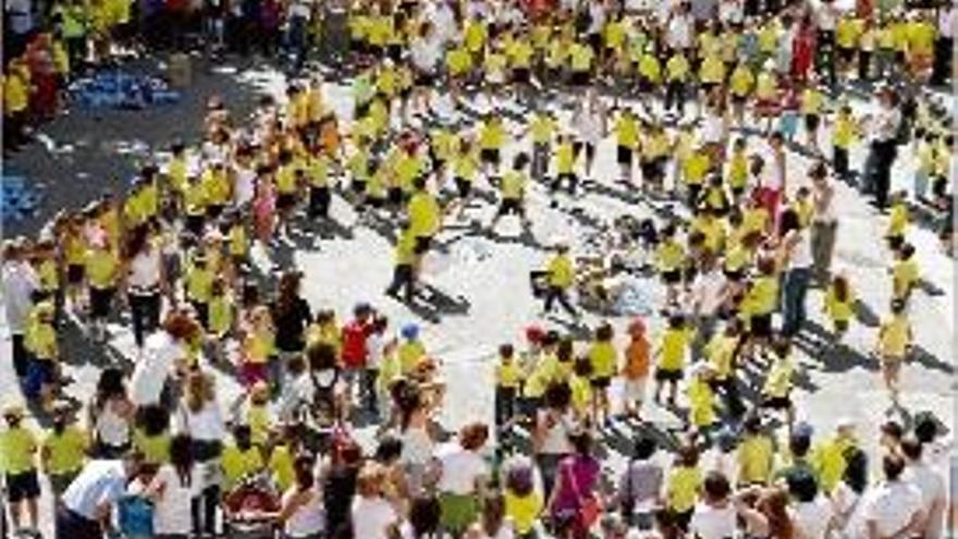 Una de les jornades de mobilització amb els nens fent classe al carrer.