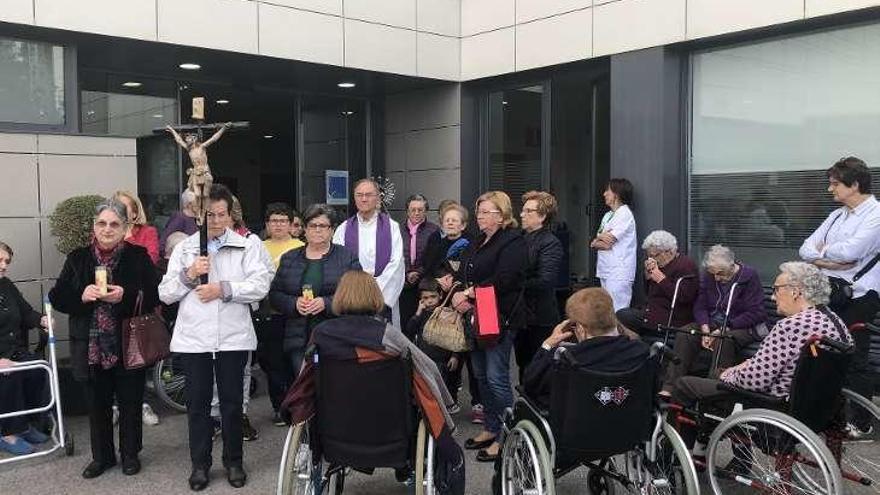 Los mayores de Lastres, protagonistas del vía crucis