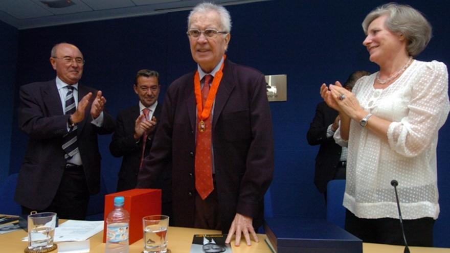 Fernando Ortiz Wiot, abogado, ex alcalde de Las Palmas de Gran Canaria y ex parlamentario, en el homenaje que se le rindio en el club prensa Canaria. A su lado Joaquin Espinosa, decano del Colegio de Abogados, Paulino Rivero, presidente del Gobierno de Canarias y Carmen Negrín.