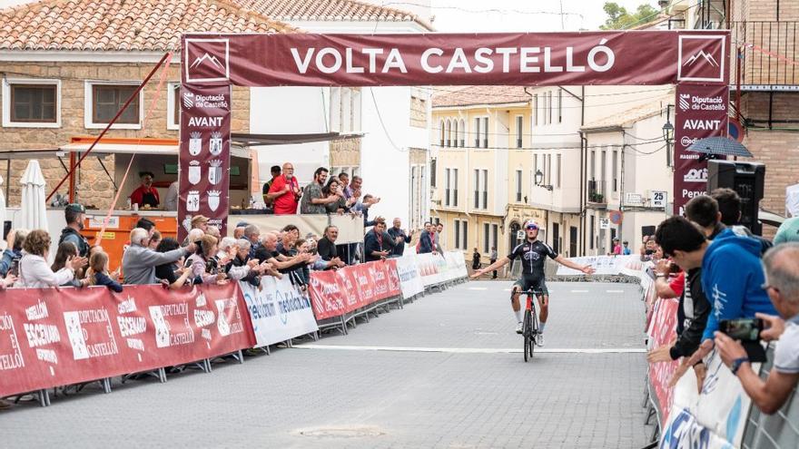 La Volta a Castelló | Etapa y liderato para Louis Sutton tras su triunfo en Bejís