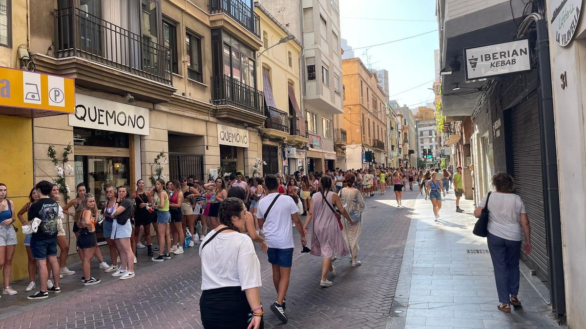 Imagen de cómo se encontraba este jueves la calle Escultor Viciano para coger un bus hacia Burriana.