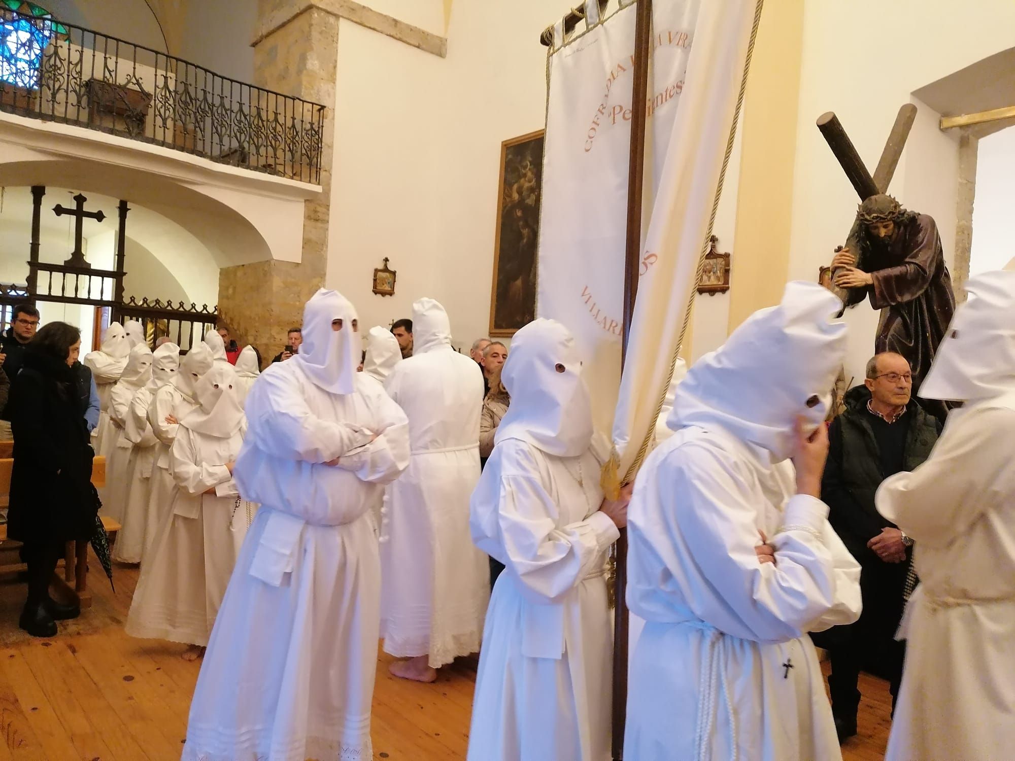 GALERÍA | Los Penitentes de Villarrín procesionan en la iglesia