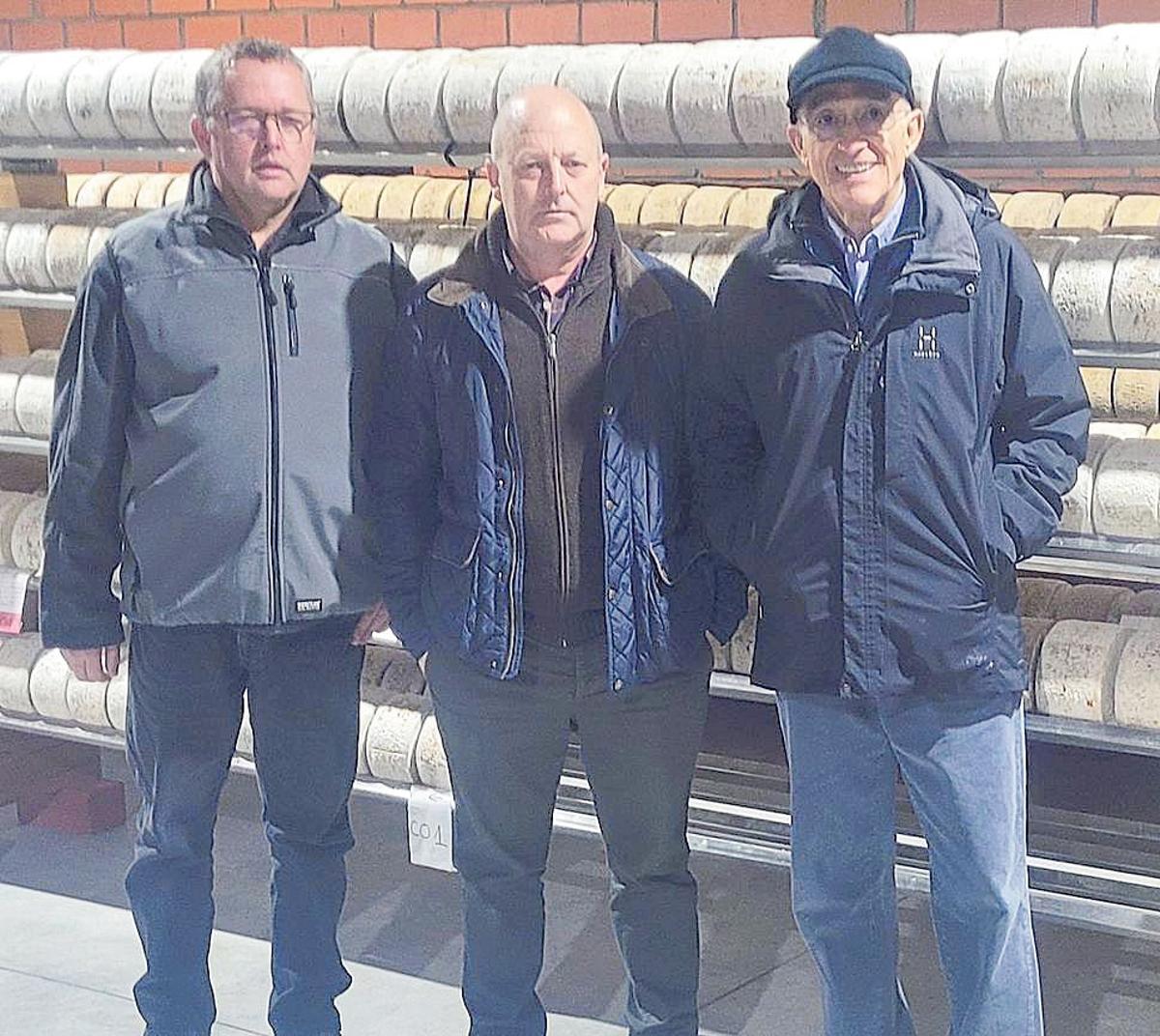 Benjamín Fernández, Jesús Lezcano y Juan Antonio Ruenes, en la bodega de afinado de La Prunal, con capacidad para 20.000 kilos a una temperatura de 10 grados con una humedad del 95%