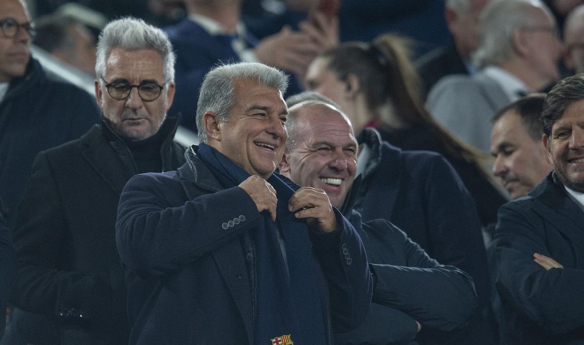 Barcelona 02.12.2025. Deportes. Joan Laporta sonriente en el palco durante el partido de liga entre el FC Barcelona y el Atlético de Madrid en el Spotify Camp Nou. Fotografía de Jordi Cotrina
