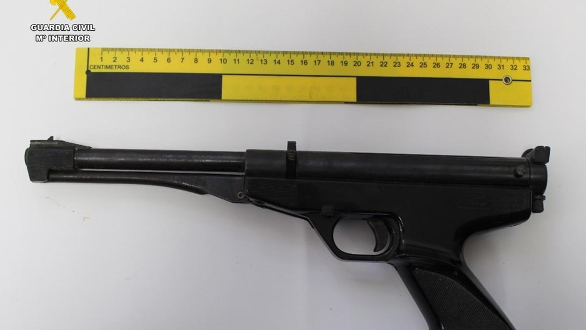 Una de las armas que han sido intervenidas en Crevillent por la Guardia Civil