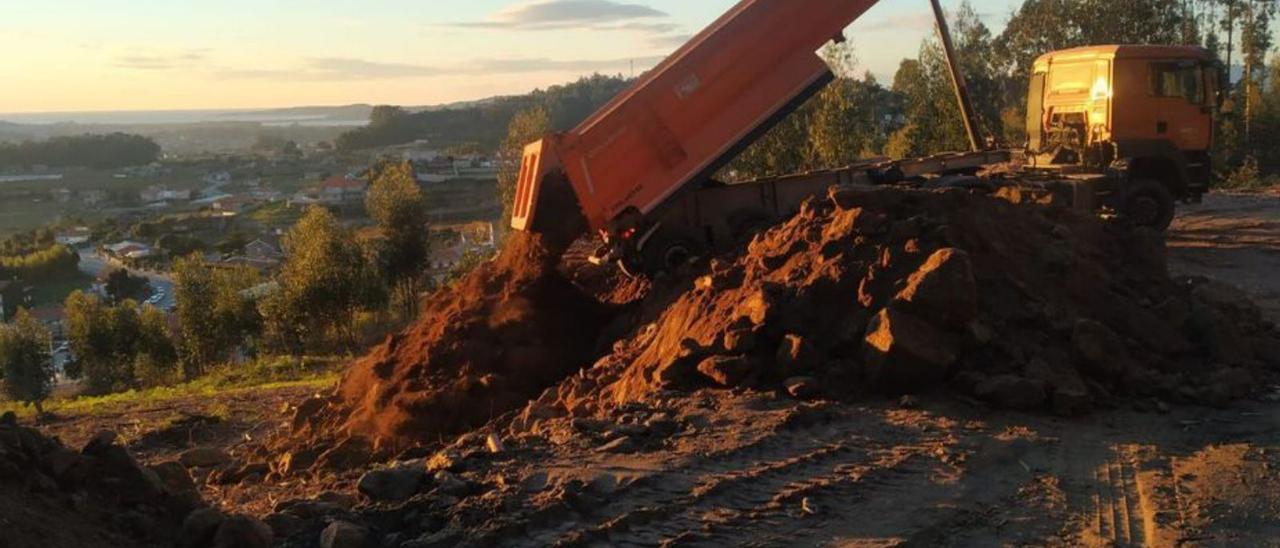 Obras en la explanada del monte de A Toxa.   | // NOÉ PARGA