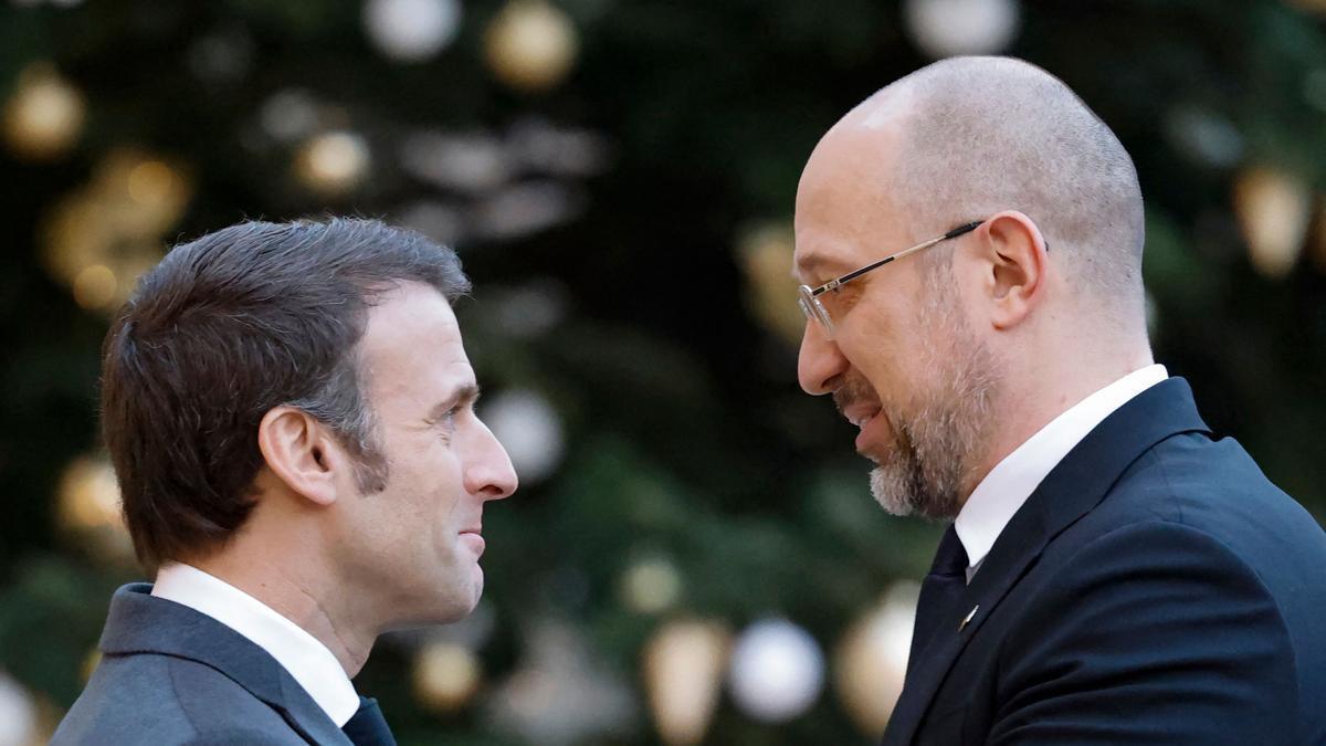 El presidente francés, Emmanuel Macron, saluda al primer ministro ucraniano, Denys Shmyhal, a su llegada al Elíseo el pasado 13 de diciembre.