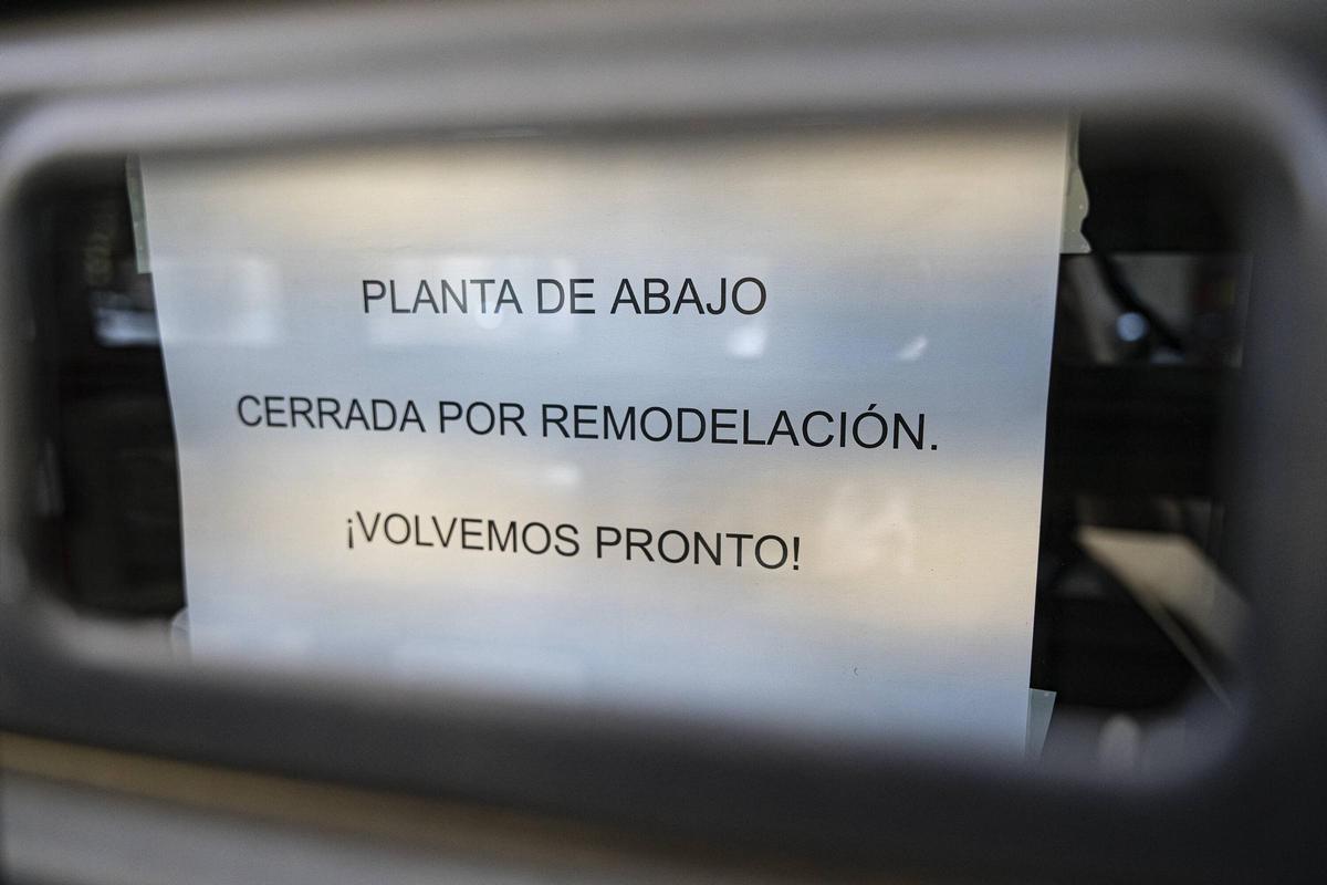 Un cartel en la tienda de figuras manga cerrada en Barcelona.