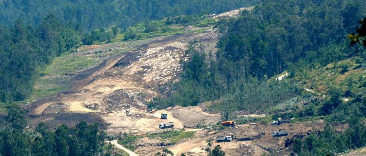 Seis meses de obras en Marcón y Vilaboa  |  El primer tramo de la A-57, unos seis kilómetros (de un total de veinte) en Marcón y Vilaboa es el único en ejecución y cumple ahora seis meses de obra efectiva. Aunque la &quot;primera piedra&quot; se colocó en octubre de 2015, la llegada real de las máquinas no se produjo hasta finales de enero de este año. Seis meses después ya es muy visible la trayectoria de esos seis kilómetros sobre el territorio, con una extensa franja de terreno desbrozado y con movimientos de tierra.