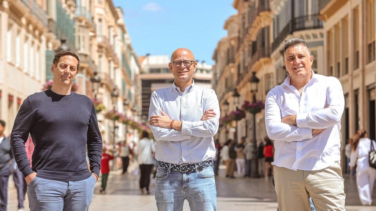 David Lanzas, Félix Martín Aguilar y Juan A. García, responsables de Aliqindoi, en la calle Larios de Málaga.