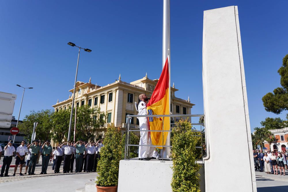 Imágenes del acto de izado de la bandera de España en el puerto