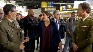 Colau conversa con dos mandos del Ejército en el Saló de l’Ensenyament 2016.