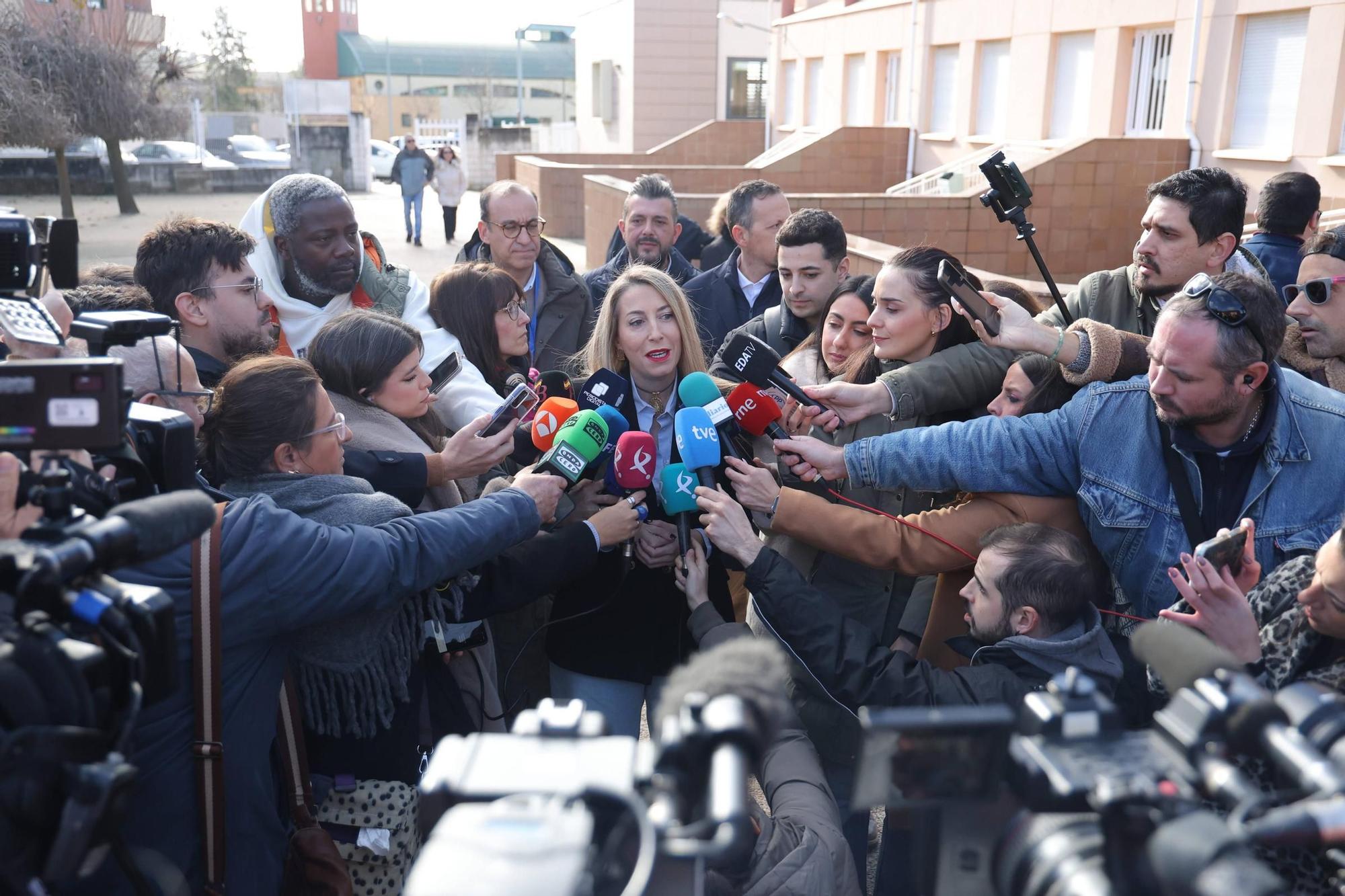 Guardiola atiende a los medios a la salida del colegio electoral en el CEIP El Vivero, en Cáceres.