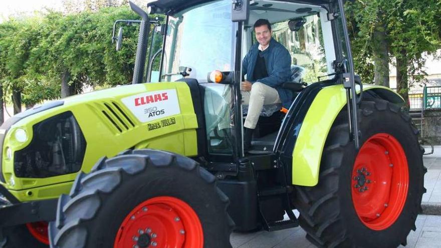 El alcalde, ayer, en el nuevo tractor que adquirió el Concello con apoyo de la Xunta. // Bernabé / Ana Bazal