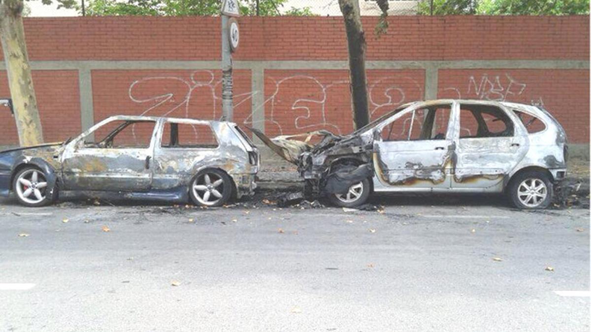 Dos de los 15 coches quemados en Badalona entre finales de junio y principios de julio.