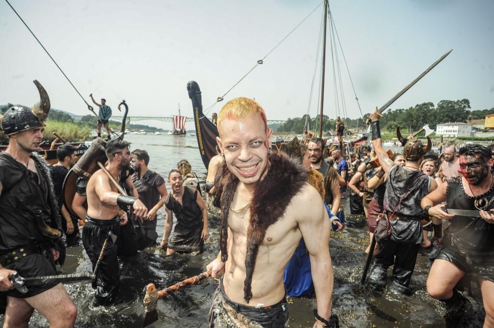 Las hordas vikingas desembarcan con sus armas y sus gritos de guerra en Catoira ante 30.000 personas.