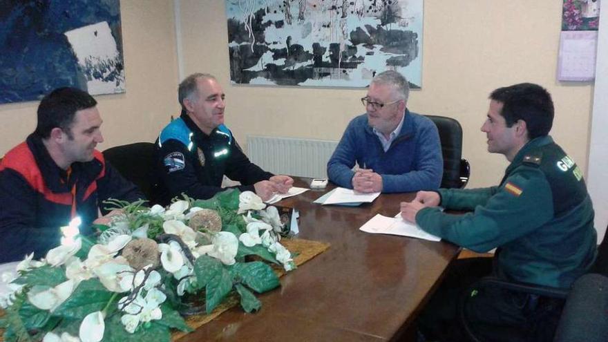 Pazos, ayer, con los mandos de la Guardia Civil, Policía Local y Protección Civil. // G.N.