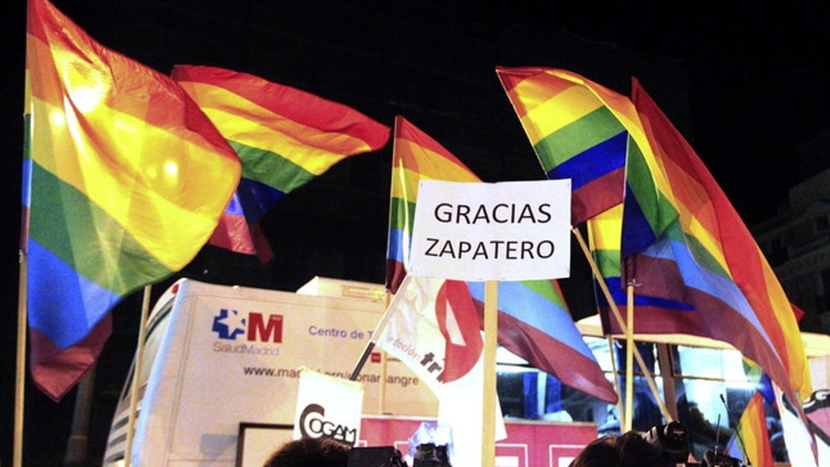 Concentración de gais y lesbianas en la Puerta del Sol para celebrar el fallo del Constitucional.
