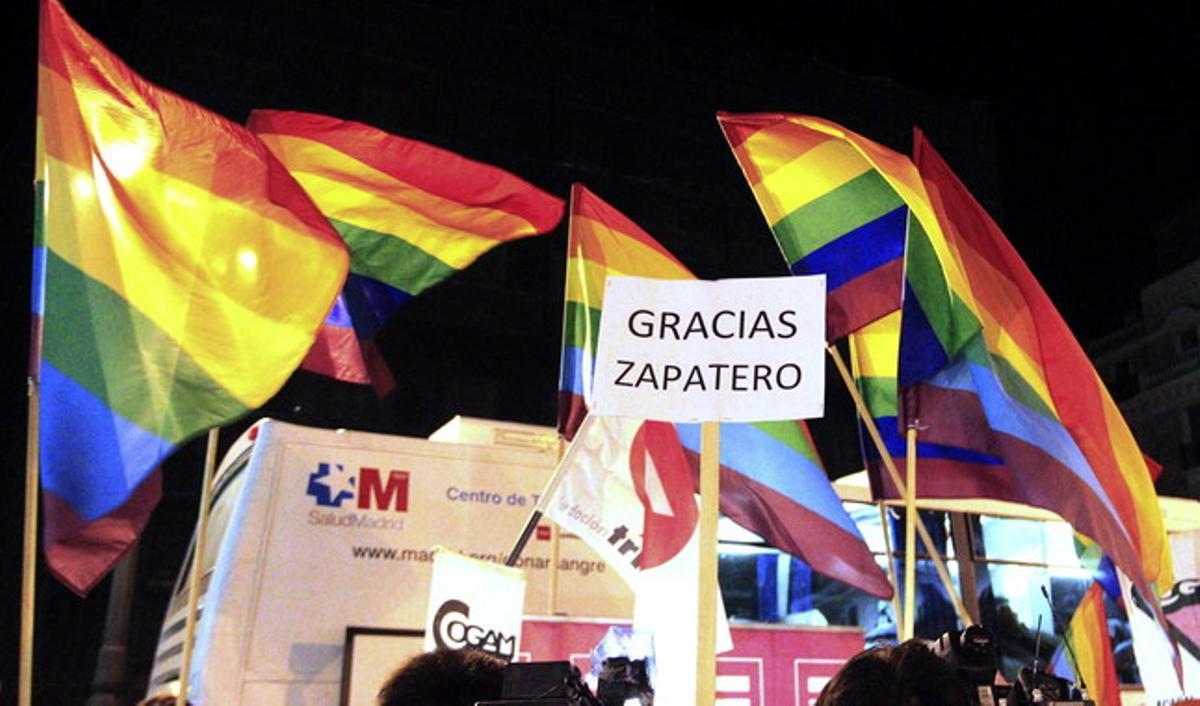 Concentració de gais i lesbianes a la Puerta del Sol per celebrar la decisió del Constitucional.