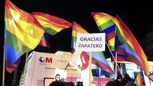 Concentració de gais i lesbianes a la Puerta del Sol per celebrar la decisió del Constitucional.