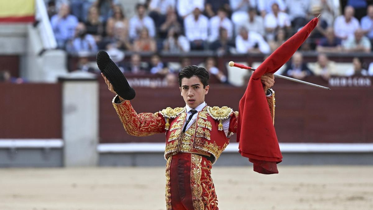 El novillero Marco Pérez en un gesto hacia el respetable de Las Ventas.
