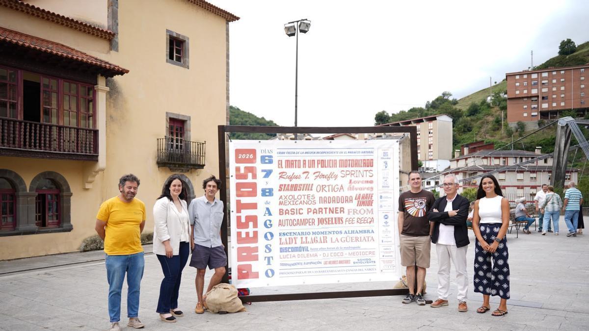 Por la izquierda Alejandro Martínez, Tania Martínez, Juan Gama de Cossío, José Luis Rodríguez Mera, Antón García y Clara García junto a un cartel promocional.