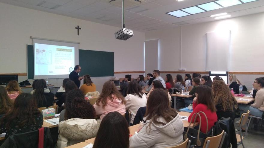 Lo estudiantes aprenden más sobre la historia de la enfermería