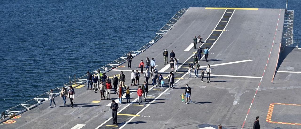 Varios visitantes en la cubierta de vuelo del “Juan Carlos I”, con la rampa en la proa.