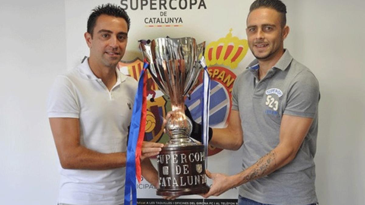 Xavi Hernández y Sergio García posan con el trofeo de la Supercopa de Catalunya